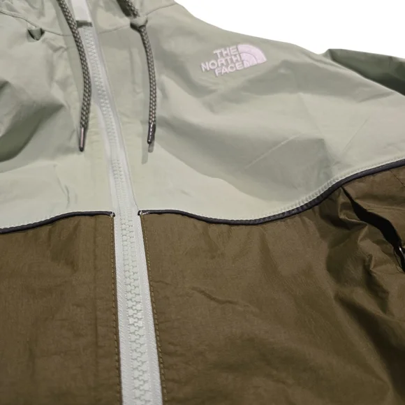 ***SOLD****  The North Face Women's Two-Tone Green Jacket - Picture 4 of 9